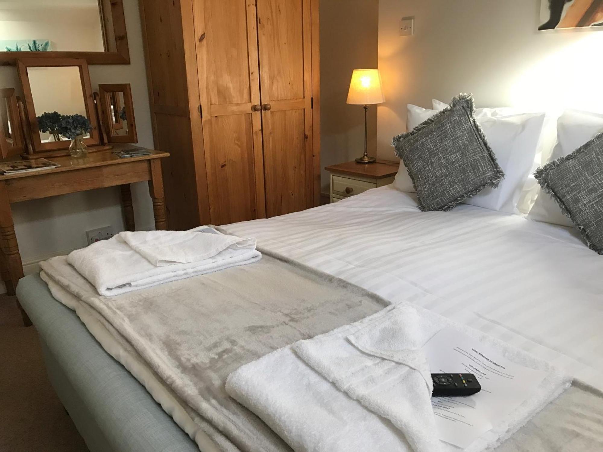 The Coach House Inn Окем Номер фото